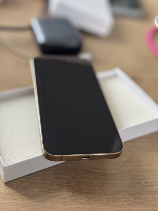 Złoty iPhone 12 Pro telefon w bardzo dobrym stanie