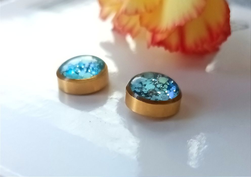 Niebieskie kolczyki stalowe błyszczące 8mm
