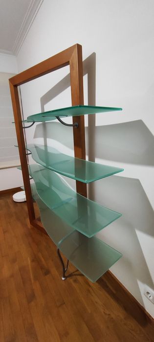 Estante em madeira e vidro