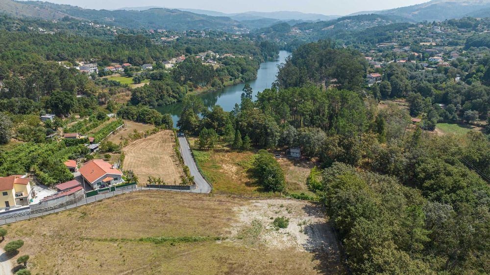 Terreno para construção junto ao rio Ave com 892 m2