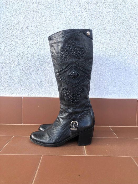 Botas pretas Helsar 100% pele c/ padrão de relevo