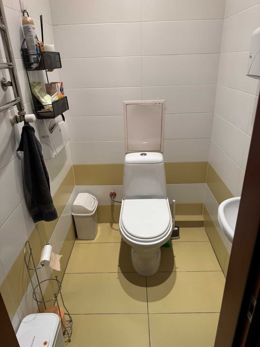 Окремий кабінет 16м2 в комерційному приміщенні по вул. Лялі Ратушної