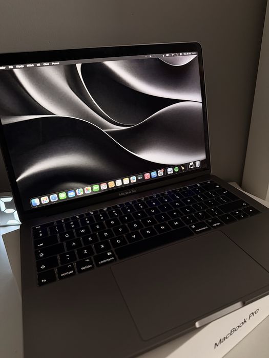 MacBook Pro 13– Intel Core i5, 8 GB RAM