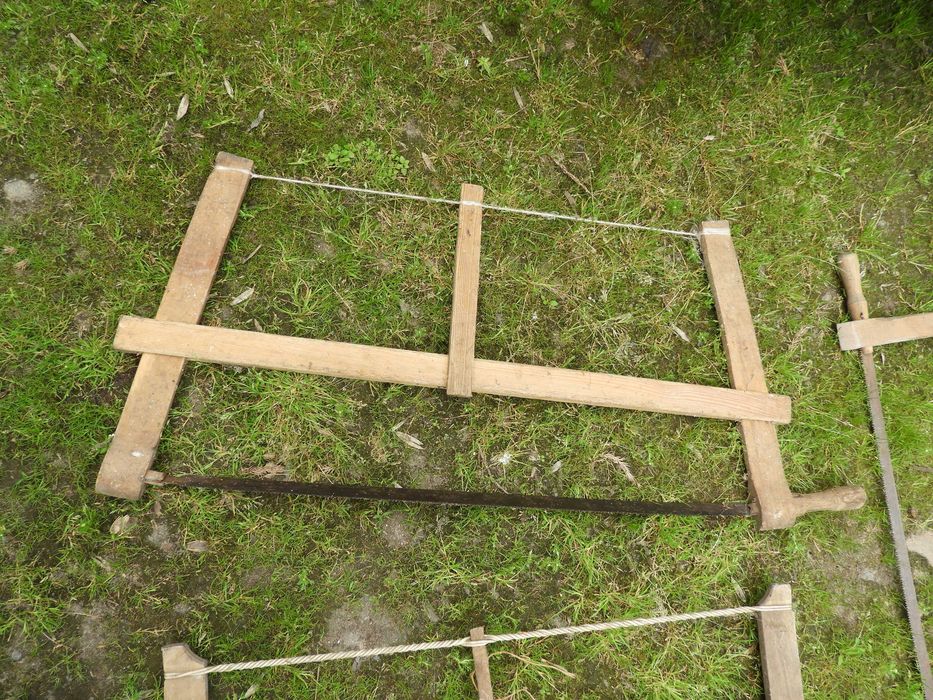 stare piły ramowe ręczne zabytek PRL drewniana dekoracja piła =