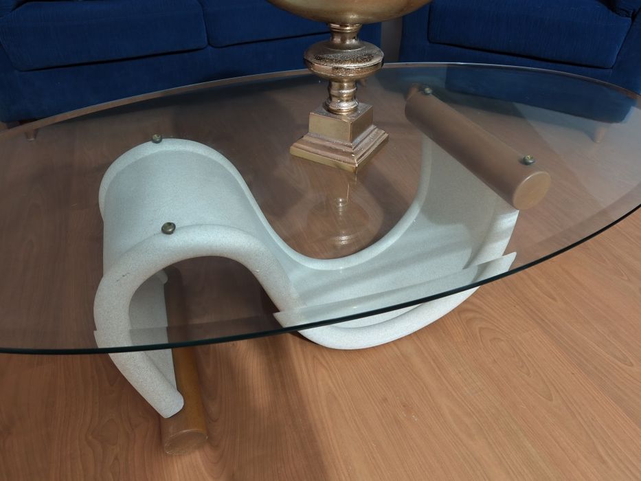 Mesa com tampo vidro e base pedra e madeira