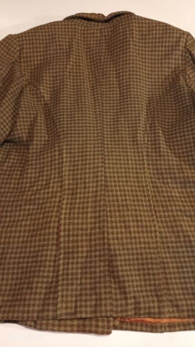 Conjunto de senhora blazer e saia em tons de castanho, tamanho L