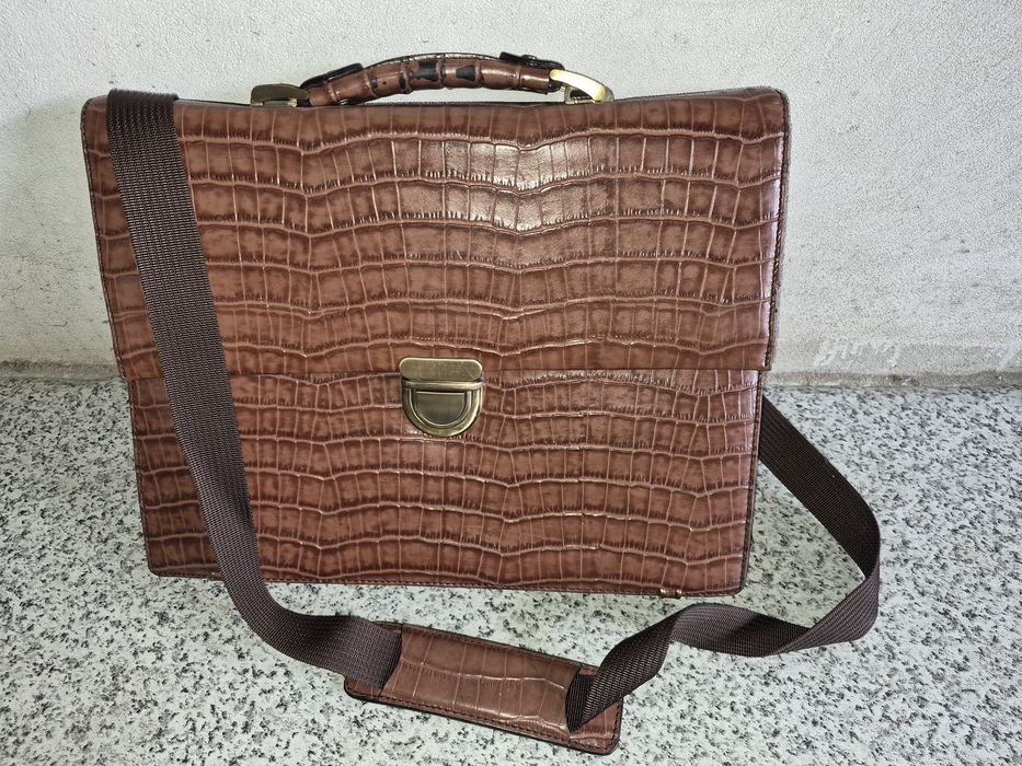 Sztywna torba skórzana (?) na dokumenty laptopa