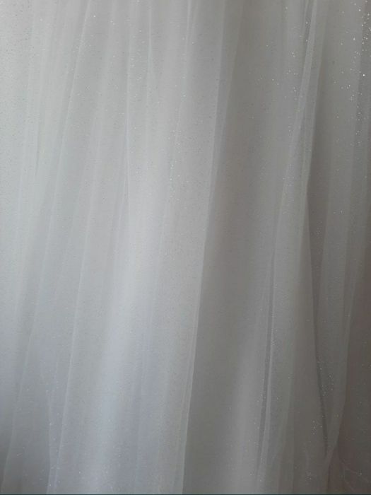 Sukienka ślubna śnieżnobiałą