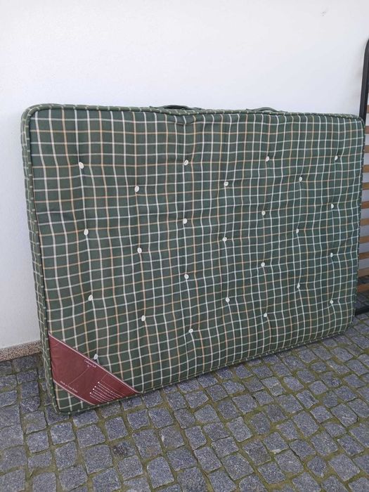 Cama em madeira maciça