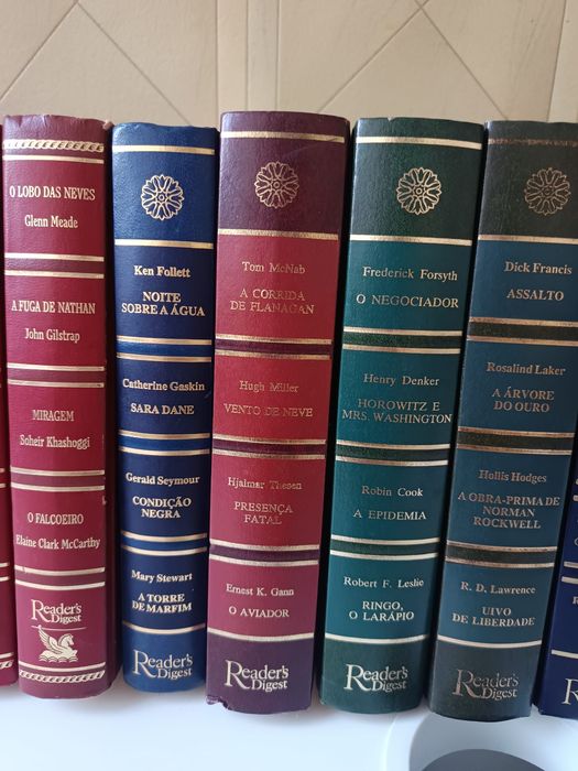 18 volumes de livros condensados
