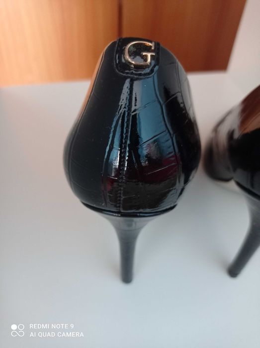 Stiletto marca GUESS