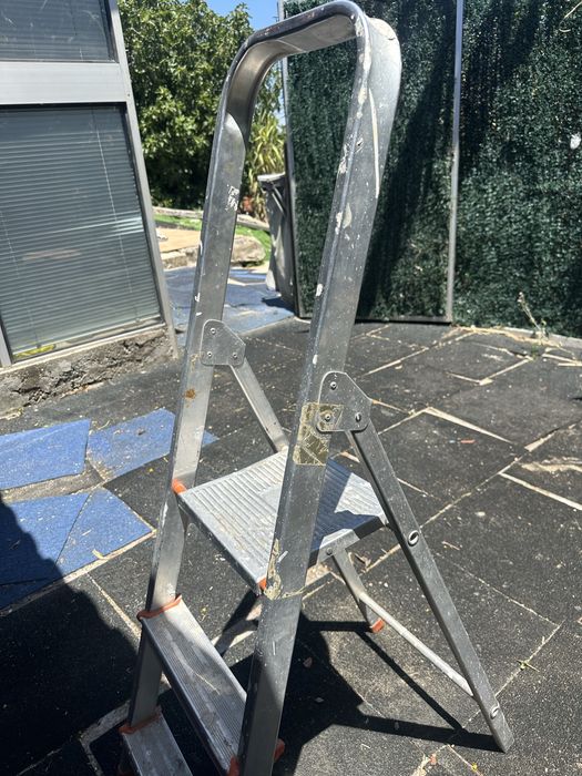 Escadote de aluminio de 3 degraus