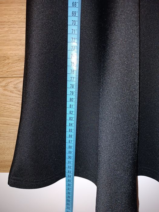 czarna sukienka na ramiączkach