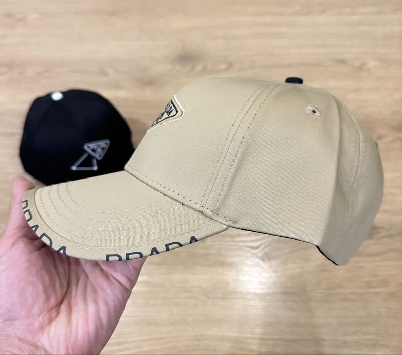 Кепка P беж чорна прада