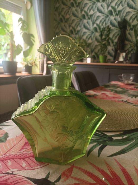 Karafka ze szkła uranowego ART DECO
