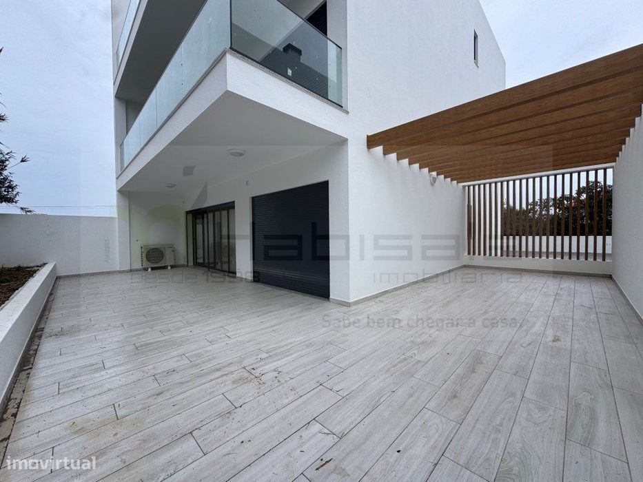 T2 a Estrear com Terraço a Sul em Condomínio Fechado