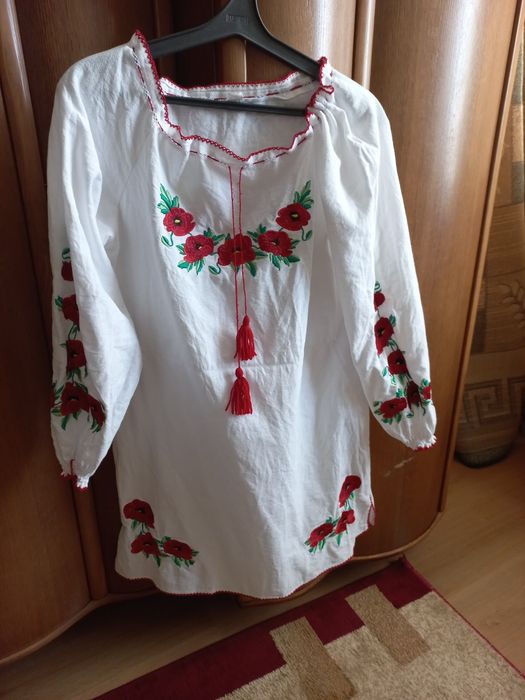 Продам жіночу вишиту сукню