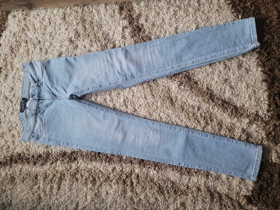 Jasne jeansy rurki, dopasowane, firma zara