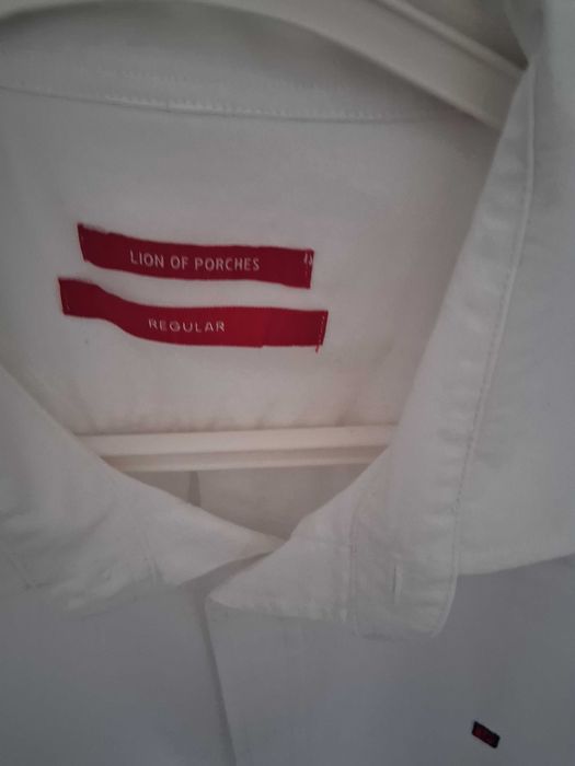 Camisas brancas da Lion of porches e tiffosi