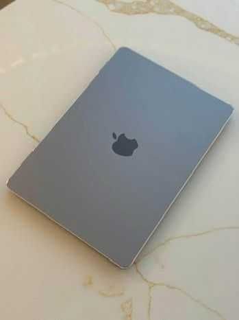 MacBook Air Apple M2 com capa transparente