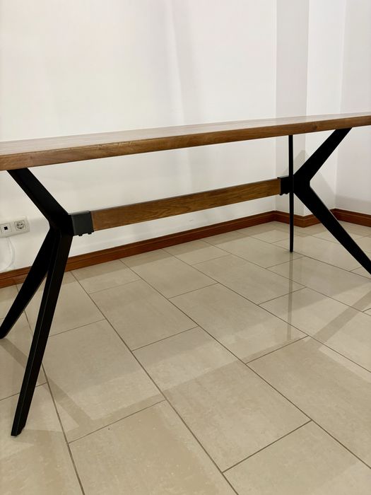 Mesa de Madeira Maciça com estrutura com reforço metálico