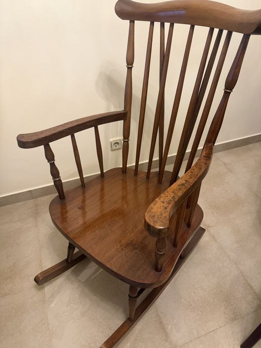 Cadeira de balouço muito antiga e em muito bom estado. Não precisa de restauro.