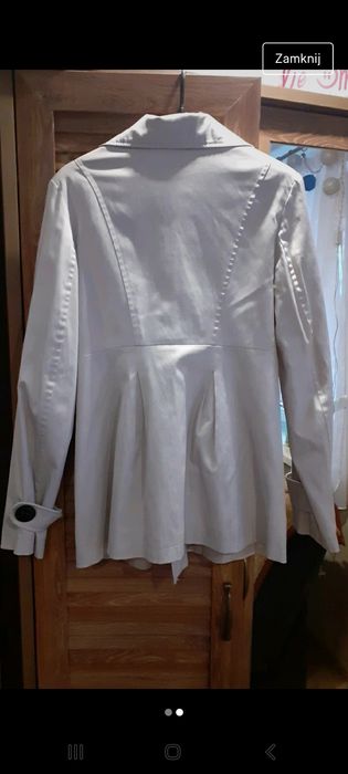 Beżowy trencz w rozmiarze XS