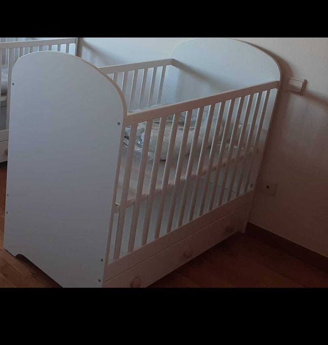Berços Gonnat Branco  com oferta de colchão, roupa e resguardos