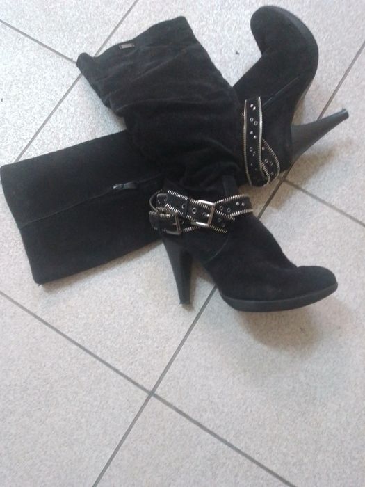 Botas pretas em camurça