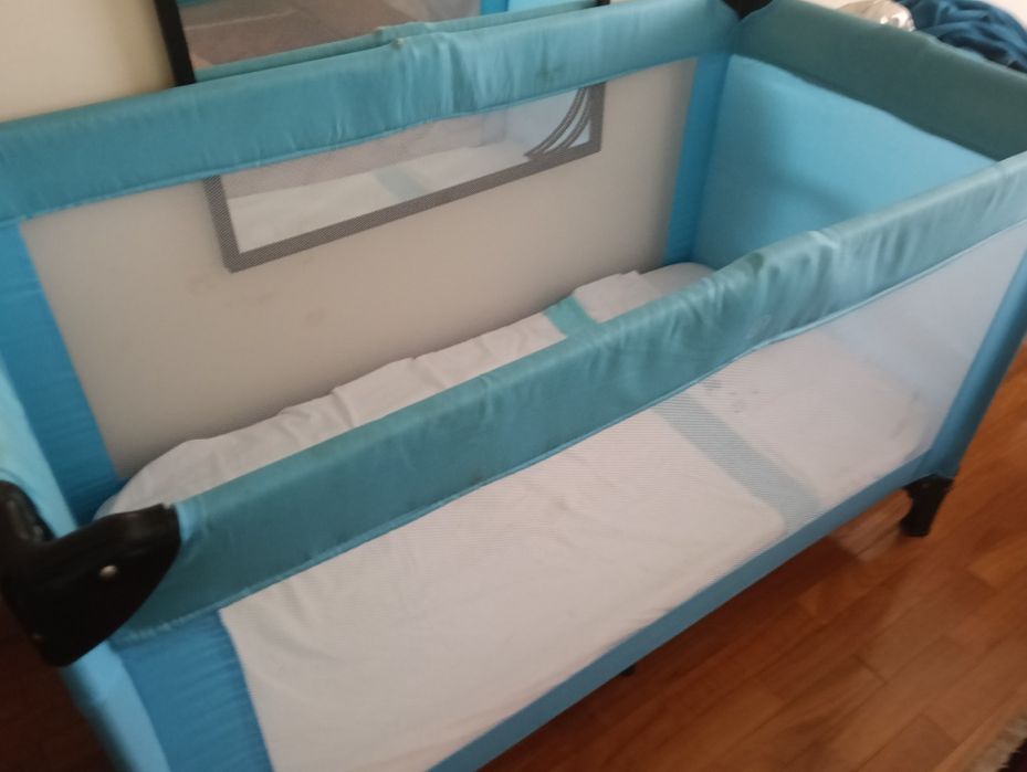 Cama de viagem azul