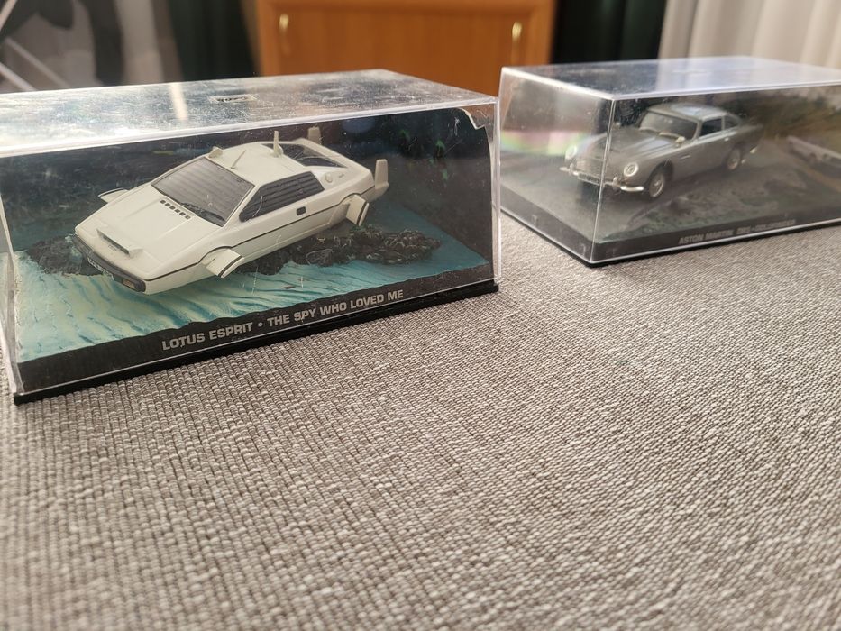 4x modele 007 James Bond 1:43