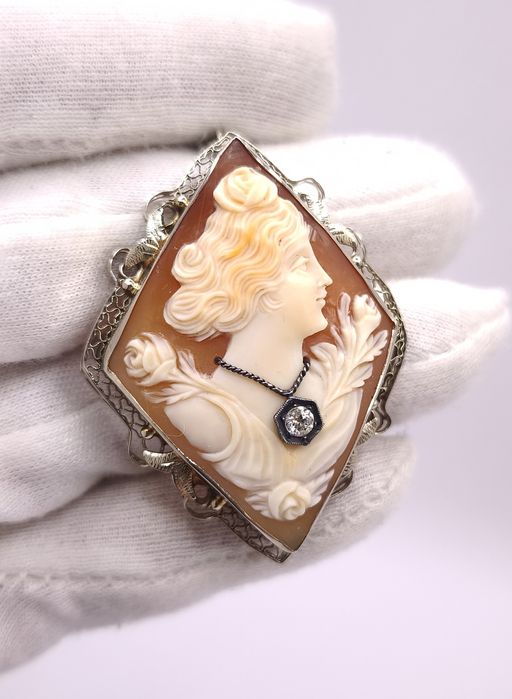 śliczna dawna złota zawieszka Kamea rzeźbiona w muszli brylant złoto 585 14K