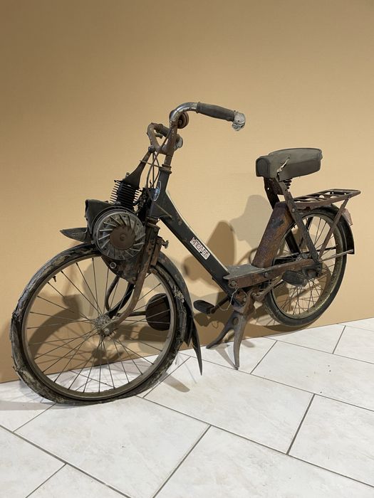 Duas velosolex uma dadora de peças e outra em fase de restauro avançad