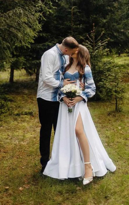 Сукня корсетна на білій основі. Червоний, синій та чорний на білому.