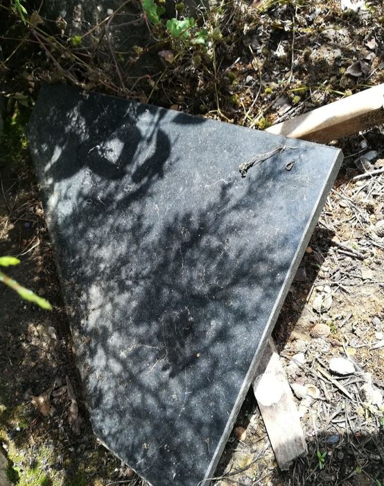 Várias pedras em granito preto polido