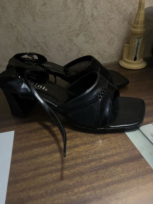 Жіноче взуття безкоштовно