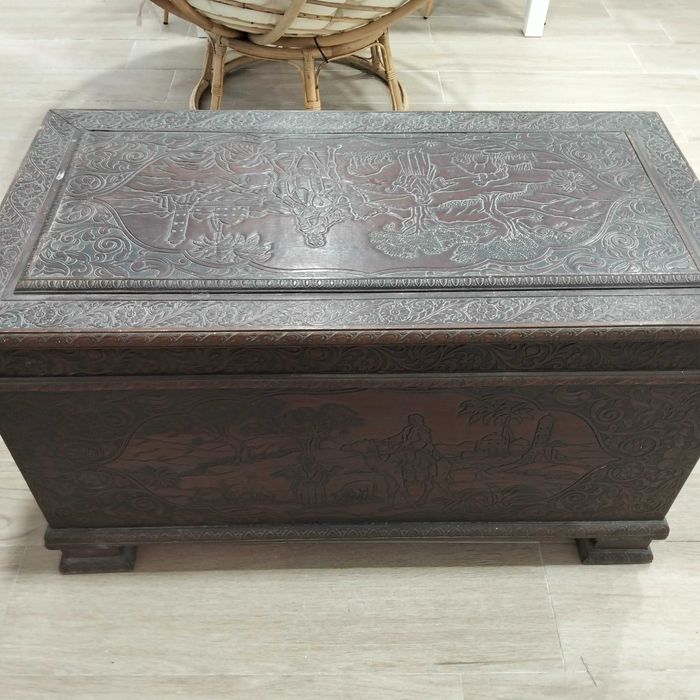 Baú com gravuras antigo