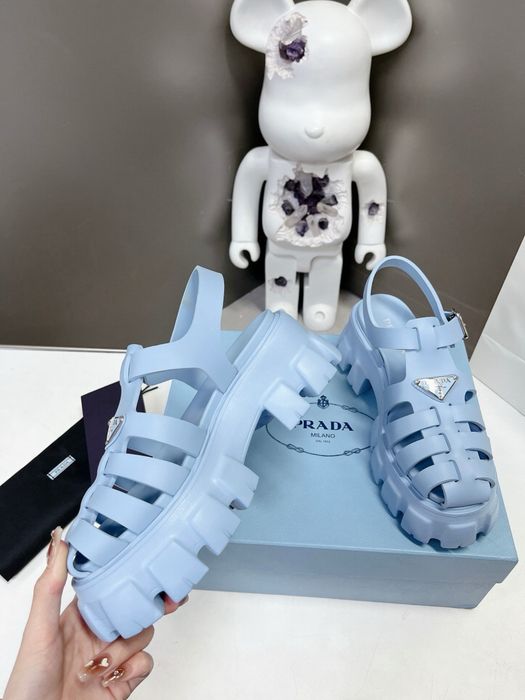 Босоніжки сандалі на платформі блакитні брендові Prada