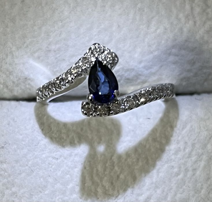 Золотое кольцо перстень с натуральными бриллиантами и сапфиром