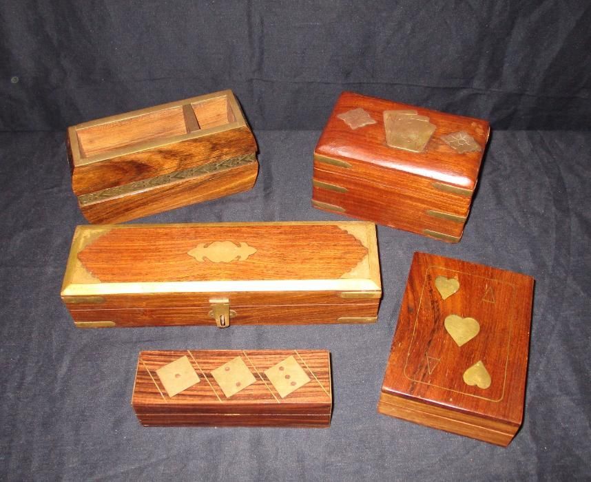 Caixas em madeira e latão para cartas dados canetas vintage