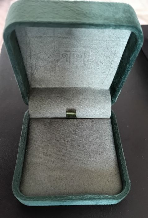 Cruz Joia de Ouro de Lei, Esmeralda, Safira, 1 Rubi e 224 Zirconites.