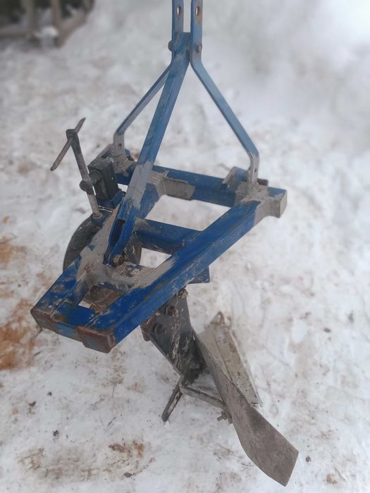 Плуг 1-25 , є передплужник