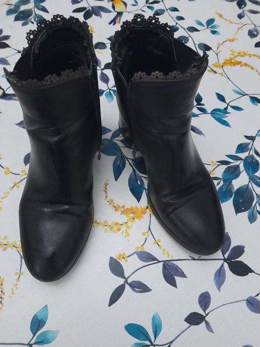 Botins pretos em pele tam 35