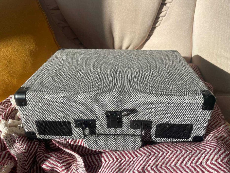Програвач Crosley Cruiser Deluxe у вигляді маленької валізи