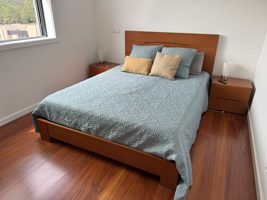 Cama de casal em cerejeira + 2 mesinhas de cabeceira