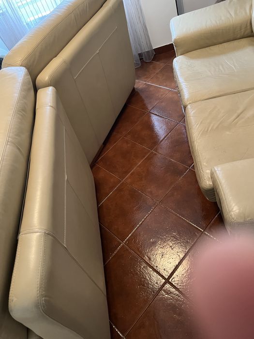 Conjunto de sofás em pele genuina