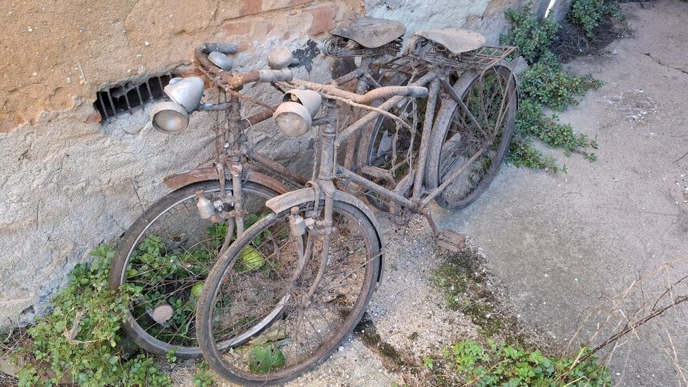 Duas bicicletas Pasteleiras antigas para recuperação a 45 euros cada