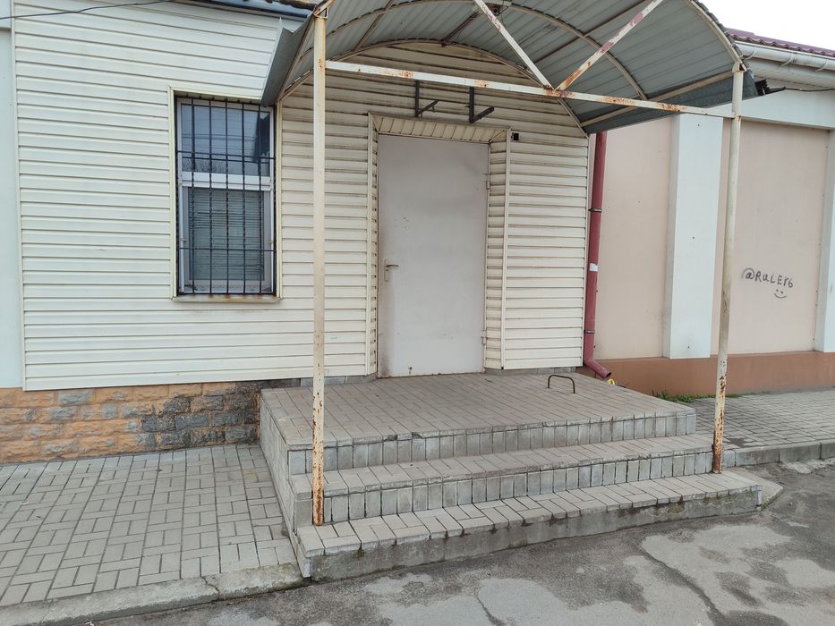 Оренда - приміщення 28,3 кв м, з окремим входом напроти центр. ринку