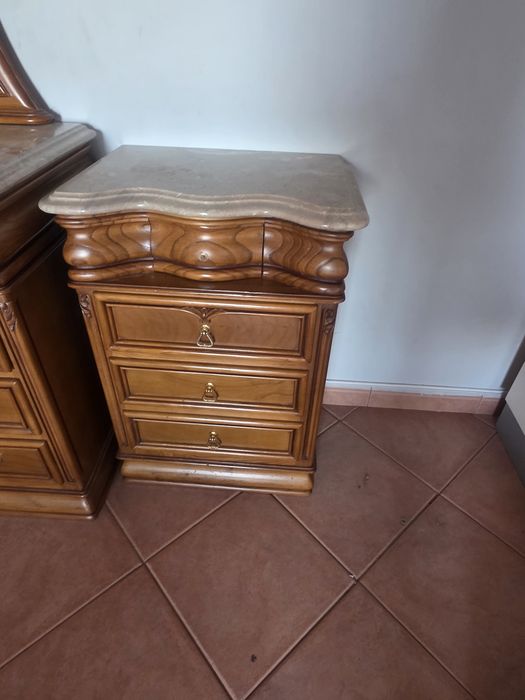 Cómoda Clássica com com Espelho e 2 mesas de cabeceira em Madeira e Pedra