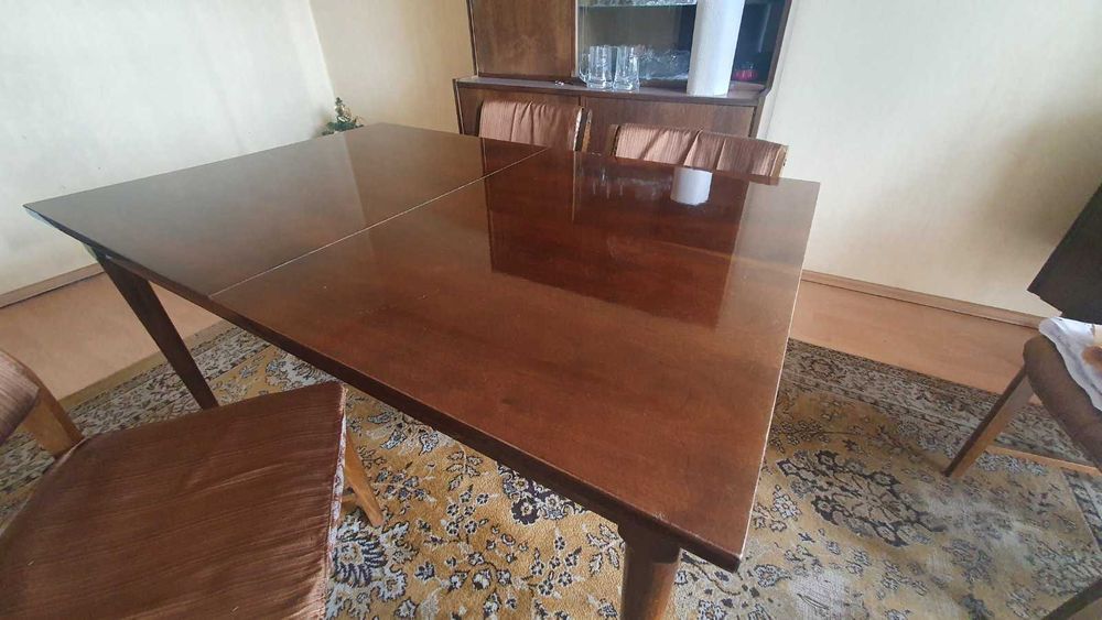 Stół do pokoju, wysoki połysk.